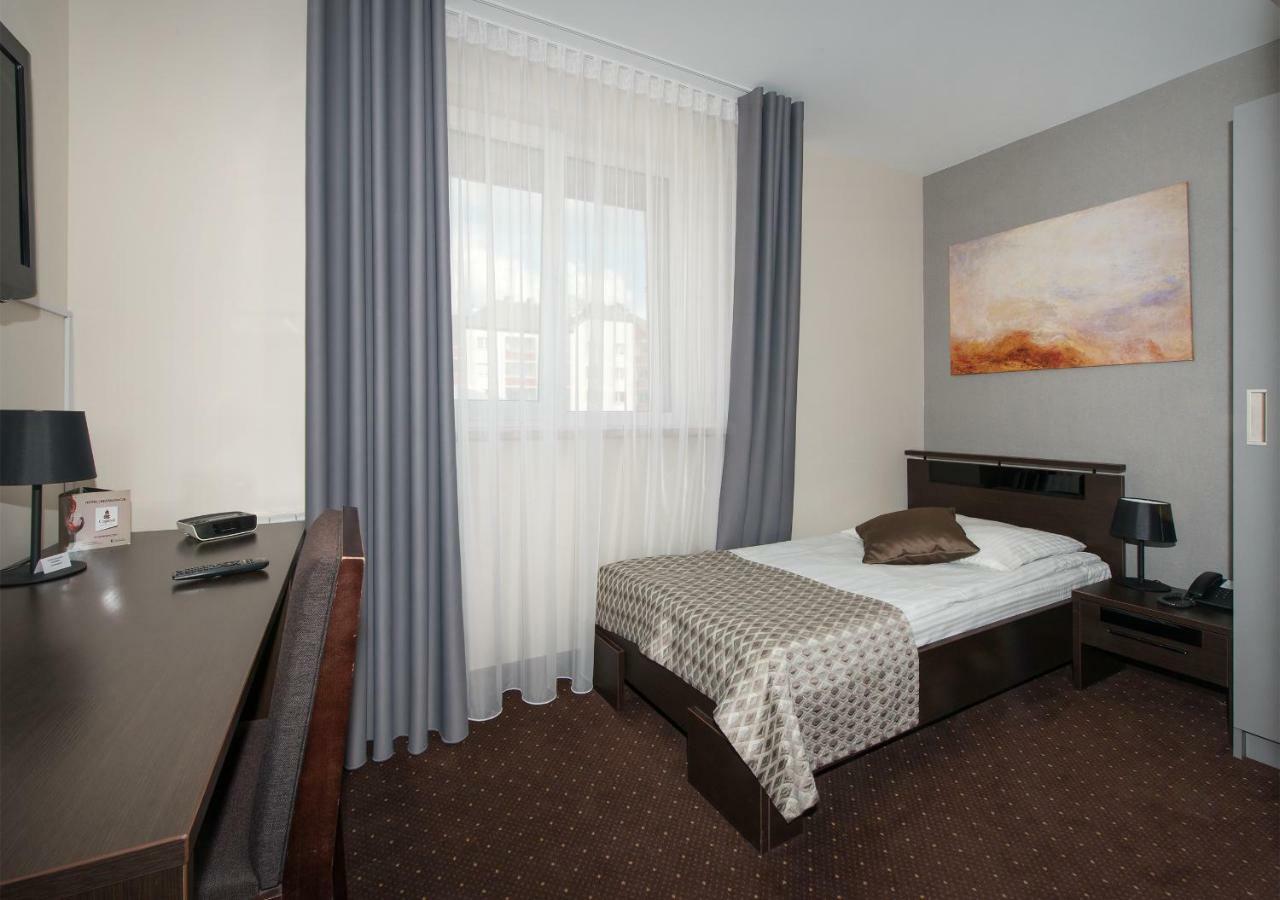 Hotel Capitol Biala Podlaska Luaran gambar